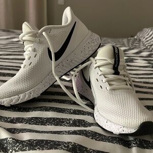 White and black Nike Revolution Size 6